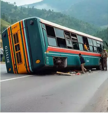 'कांतारा: चैप्&zwj;टर 1' के जूनियर आर्टिस्&zwj;ट्स को लेकर जा रही बस पलटी, 6 घायल, कर्नाटक के अस्&zwj;पताल में चल रहा इलाज
