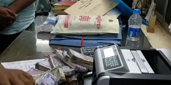 भुवनेश्वर : ओडिशा विजिलेंस ने खंडगिरी सब-रजिस्ट्रार ऑफिस में जूनियर क्लर्क को पकड़ा, जब्त किए 15 लाख रुपये