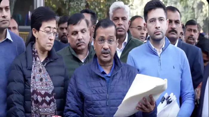 अरविंद केजरीवाल वोटर लिस्ट से नाम काटने के सबूत लेकर पहुंचे चुनाव आयोग, सौंपा 3 हजार पन्नों का सबूत