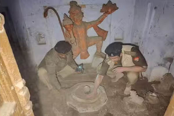 &lsquo;जय हनुमान ज्ञान गुन सागर&rsquo;&hellip; 46 साल से बंद मंदिर में श्रद्धालुओं ने की आरती, जय श्रीराम के जयकारे से गूंज उठा परिसर