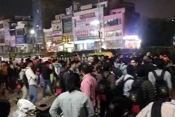 उत्कर्ष कोचिंग में 10 छात्र बेहोश, सील किए जाने की हो रही मांग