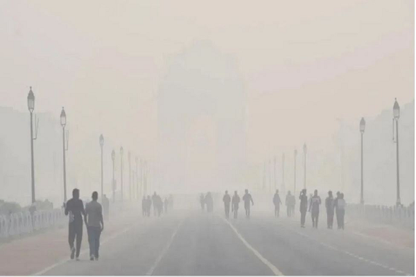  राजधानी में कड़कड़ाती ठंड के साथ फिर लौटा प्रदूषण, AQI 700 के पार, घने कोहरे का अलर्ट जारी