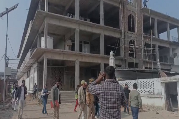 मदनी मस्जिद में अवैध निर्माण ने पकड़ा तूल : हिंदूवादी नेता ने CM से की शिकायत, अपर जिलाधिकारी की देखरेख में हो रही पैमाइश