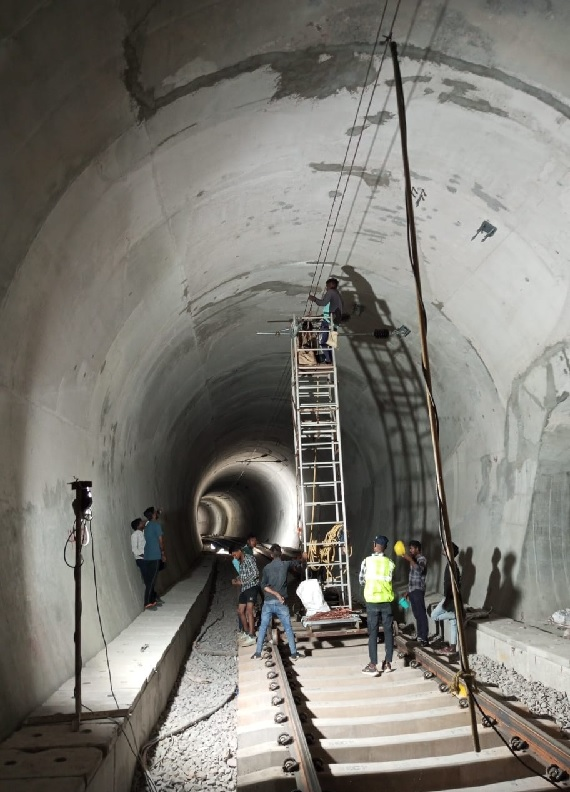  रेल की पटरी पर दौड़ेगा कश्मीर घाटी का सपना