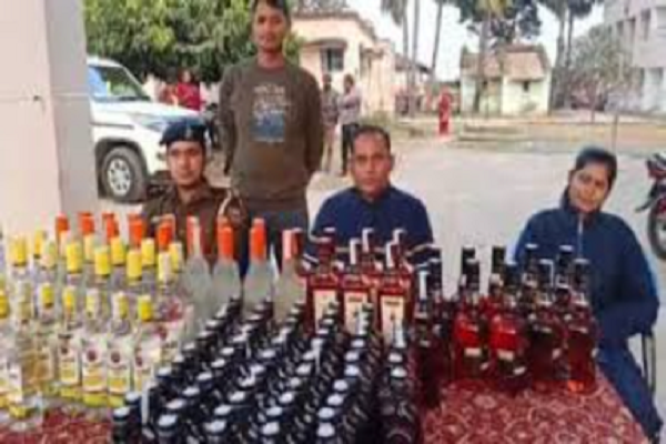 पुलिस ने 115 बोतल विदेशी शराब और 15 किलो गांजा किया बरामद, 2 गिरफ्तार