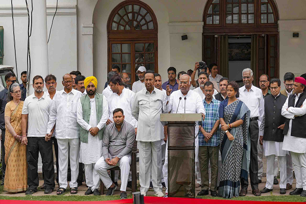 कांग्रेस को इंडिया अलायंस से बाहर करेगी AAP: ममता, लालू और उद्धव के बाद अरविंद केजरीवाल भी हुए Congress के खिलाफ, गठबंधन के पार्टियों से कर डाली बड़ी मांग