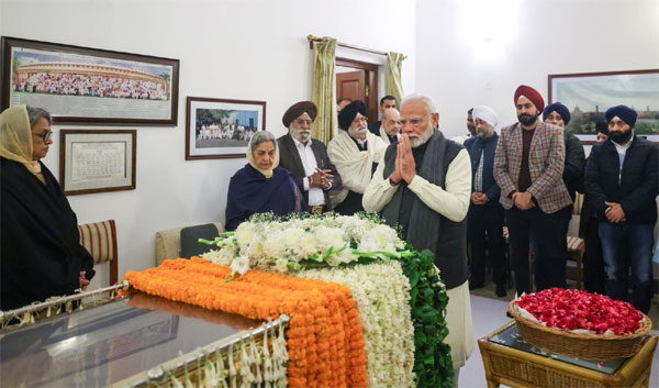 पीएम मोदी ने मनमोहन सिंह के आवास पर जाकर उन्हें श्रद्धांजलि दी