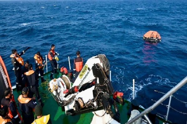 सागर में डूबा जहाज, भारतीय तटरक्षक बल ने चालक दल के नौ सदस्यों को बचाया