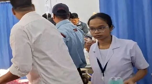 चलती ट्रेन से गिरे माँ-बेटे, हालत गंभीर