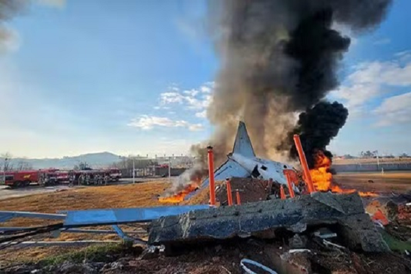 विमान दुर्घटना में 85 की मौत