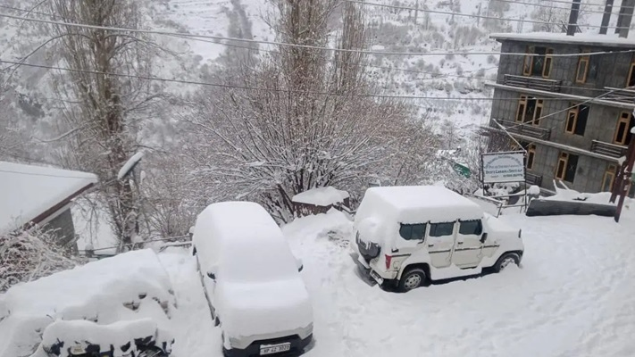 पहाड़ बर्फ से लकदक, ठंड से कांपा हिमाचल, सोलंगनाला में फंसे 10 हजार सैलानी निकाले