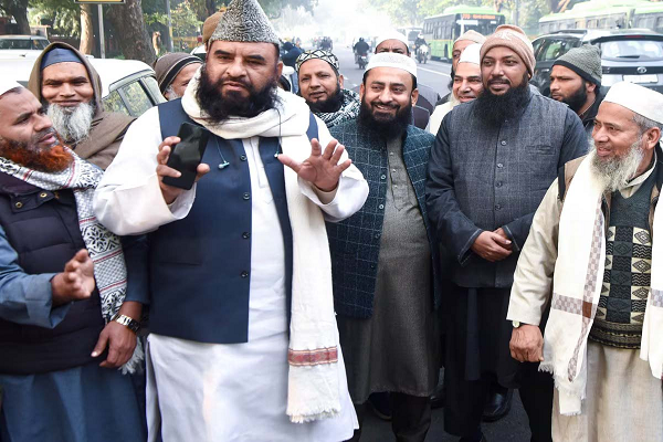 वेतन की मांग को लेकर अरविंद केजरीवाल के घर पहुंचे दिल्ली के इमाम