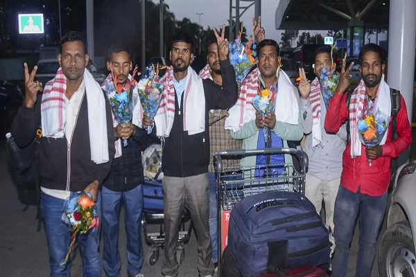 कैमरून में फंसे 47 में 11 मजदूर वापस झारखंड लौटे, सीएम हेमंत सोरेन से शिकायत के बाद जागा प्रशासन, अभी भी फंसे है 36 मजदूर