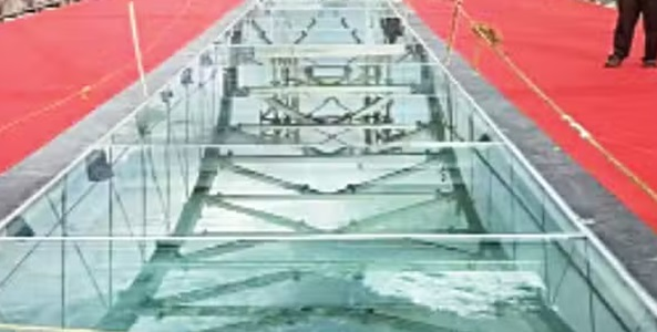 समुद्र पर बने देश के पहले कांच के पुल पर आवाजाही शुरू