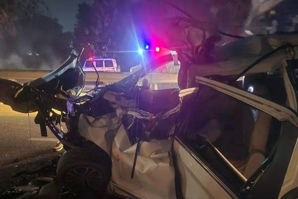 खून से सड़क हुई लाल ! तेज रफ्तार कार ने ट्रक को मारी टक्कर, 4 लोगों की तड़प-तड़प कर मौत