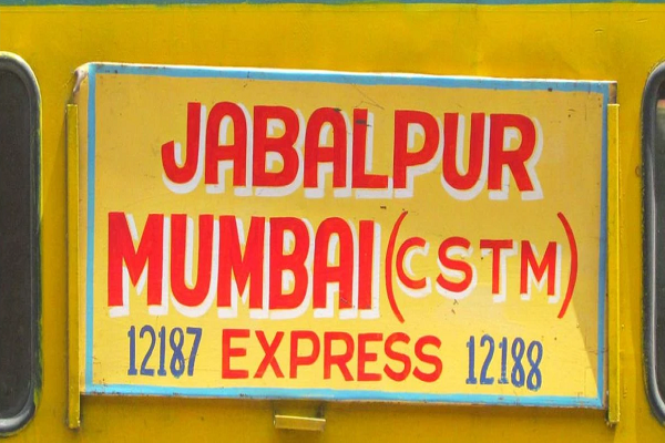 रेलवे की चूक से गरीब रथ एक्सप्रेस में हंगामा, एक ही सीट दो-दो यात्रियों को कर दी गई अलॉट