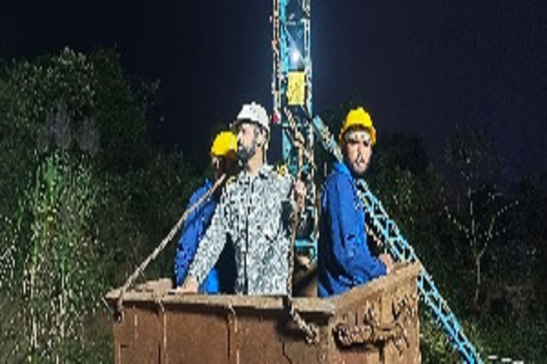  इस राज्य में फंसे खनिकों को बचाने भारतीय नौसेना की टीम डटी