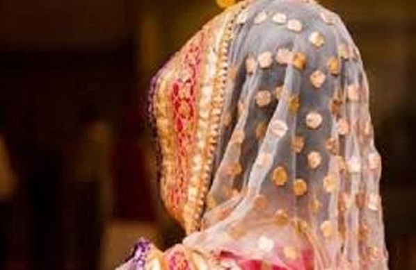 पति ने दोस्तों से करवाया पत्नी का शोषण, सऊदी अरब से देखता था वीडियो