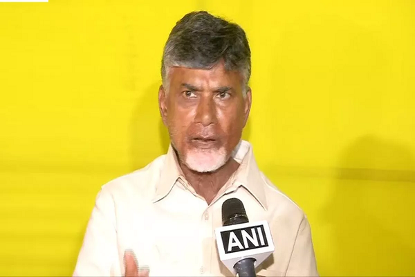 तिरुपति भगदड़ मामले में पांच अधिकारियों पर गिरी गाज, सीएम ने मृतकों के परिजनों को 25 लाख रुपये देने का किया एलान