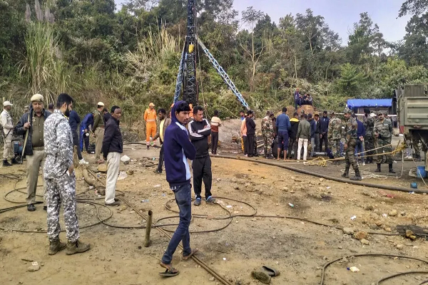 कोयला खदान में अभी भी फंसे आठ श्रमिक, बचाने की कवायद तेज; नौसेना-वायुसेना भी बचाव अभियान में शामिल