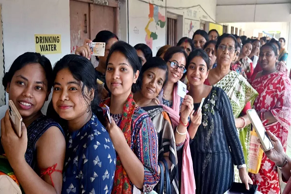 महिलाओं को खूब लुभा रही सरकार की ये दो फ्री स्कीम, रिपोर्ट में हुआ चौंकाने वाला खुलासा