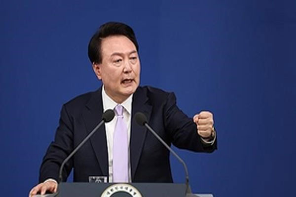 दक्षिण कोरिया के अपदस्थ राष्ट्रपति यून सुक-योल आवास से गिरफ्तार