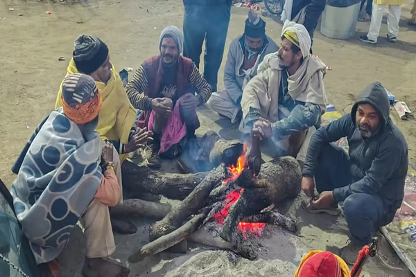 उत्तर भारत में कोहरे का कहर, दिल्ली-यूपी में बारिश ने बढ़ाई ठिठुरन; कश्मीर-हिमाचल में बर्फबारी से सड़कें बंद