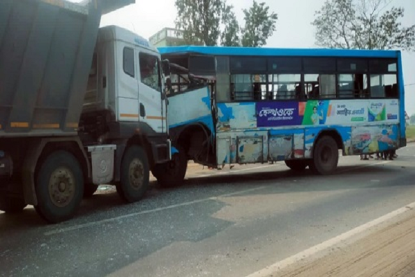 ट्रक की टक्कर से तीन व्यक्तियों की मौत