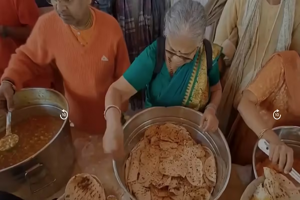 महाकुंभ मेले में सेवादार बनीं सुधा मूर्ति, ISKCON कैम्प में भक्तों को बांटा महाप्रसाद