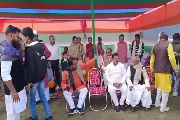 कुर्सी का चक्कर &lsquo;बाबू भैया&rsquo;, सीएम नीतीश के बड़बोले विधायक ने गणतंत्र दिवस समारोह में जमकर काटा बवाल, कार्यकर्ताओं के साथ की गाली गलौज