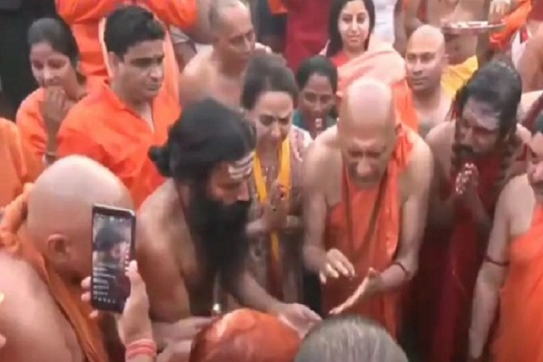महाकुंभ में भगदड़ के बाद अमृत स्नान शुरू, हेमा मालिनी ने संगम में लगाई डुबकी
