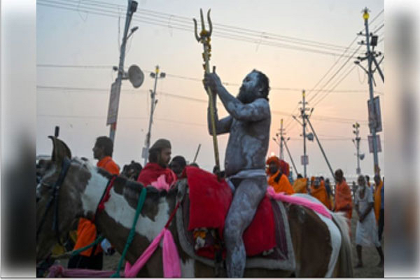 नागा साधुओं के अद्भुत प्रदर्शन ने मंत्रमुग्ध किया