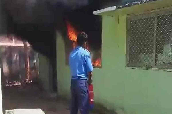 सामुदायिक स्वास्थ्य केंद्र में लगी भीषण आग, अस्पताल में मची अफरा-तफरी