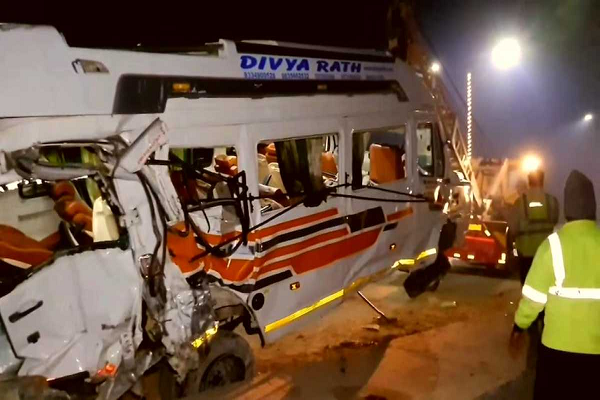 मौत ने निगली 2 जिंदगीः श्रद्धालुओं से भरी ट्रैवलर और ट्रक के बीच जोरदार भिड़ंत, 2 की उखड़ी सांसें, 12 घायल