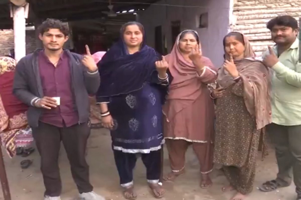 दिल्ली में पाकिस्तानी शरणार्थियों ने डाला वोट: CAA के तहत नागरिकता मिलने के बाद किया मतदान, कहा- अब हम भारत के नागरिक