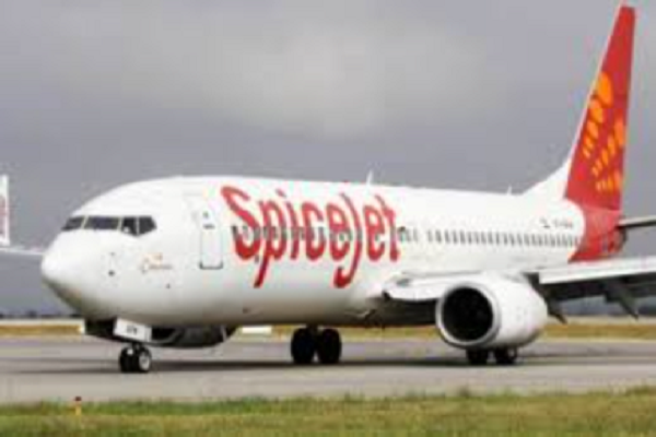 पटना एयरपोर्ट पर यात्रियों का हंगामा, CISF जवान ने कराया सबको शांत