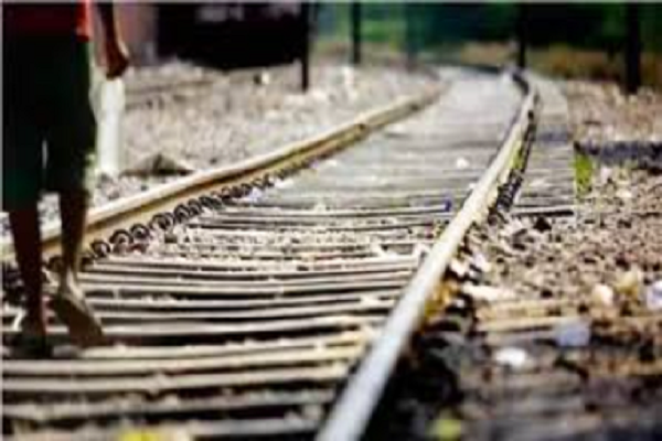 ट्रेन की चपेट में आने से मां-बेटे सहित 3 की मौत