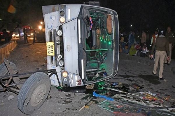 महाकुंभ से लौट रही दो बसों की टक्कर में तीन लोगों की मौत, दो दर्जन घायल