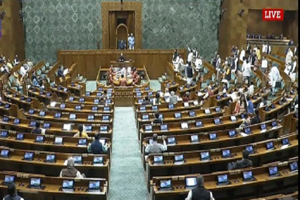 राज्यसभा में JPC रिपोर्ट पेश, हंगामे के चलते लोकसभा दोपहर 2 बजे तक स्थगित