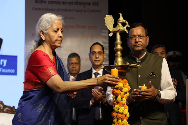 सुरक्षा और विकास में सीमा शुल्क की महत्वपूर्ण भूमिका: सीतारमण