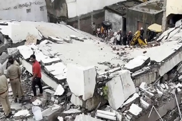  लेंटर ढहने से मलबे में दबकर दो मजदूरों की मौत, चार घायल