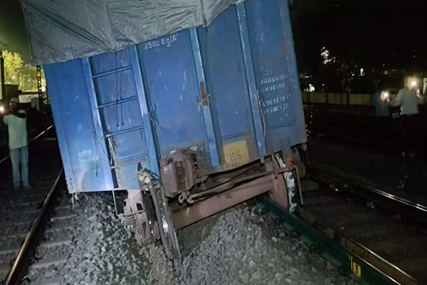 ओडिशा में टिटलागढ़-रायपुर रूट पर मालगाड़ी के तीन डिब्बे पटरी से उतरे