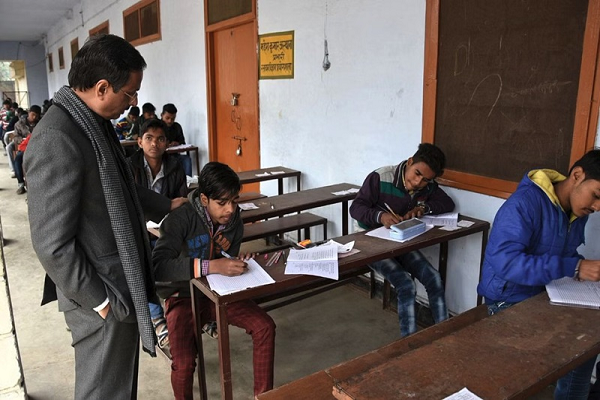 प्रिंसिपल के घर बैठकर सॉल्व कर रहे थे 10वीं का पेपर, शिक्षक समेत 14 गिरफ्तार...