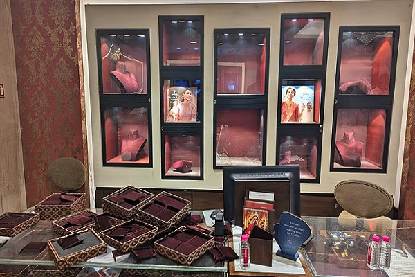 ज्वेलरी शोरूम में करोड़ों की लूट, 2 घंटे बाद लुटेरों की पुलिस के साथ मुठभेड़...