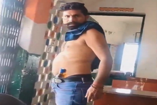 शराबी ने स्कूल में मचाया उत्पात, शिक्षिकाओं से की बदसलूकी...