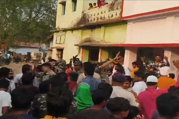 झारखंड के देवघर में साइबर अपराधियों को पकड़ने गये थाना प्रभारी को ग्रामीणों ने बनाया बंधक