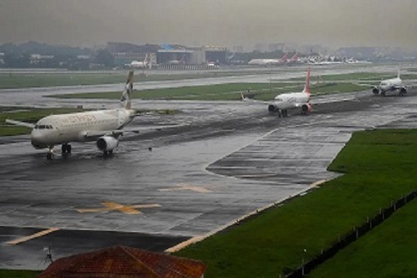 बेंगलुरु में भारी बारिश से उड़ानों पर असर, 10 फ्लाइट्स चेन्नई डायवर्ट