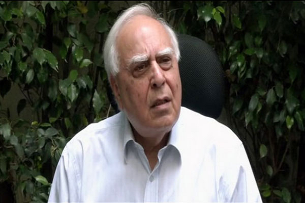 कपिल सिब्बल ने चुनाव आयोग को बताया निष्क्रिय संस्था