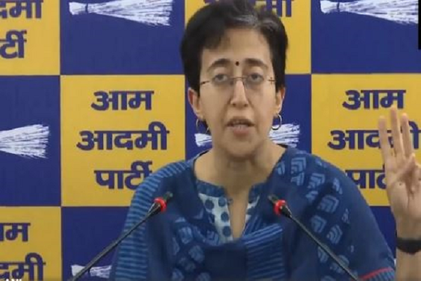 आतिशी ने कहा, सीएम योगी के ऑफिस में कब होगी रेड, एक शराब की बोतल पर एक फ्री दे रही यूपी सरकार