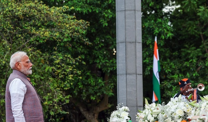 प्रधानमंत्री मोदी ने श्रीलंका के अनुराधापुरा में बौद्ध मंदिर के दर्शन किए